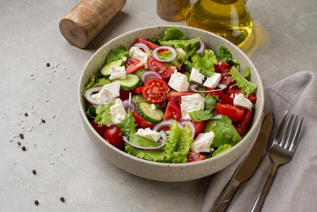 Photo salade de légumes frais et fromage sur le fond culinaire de la table