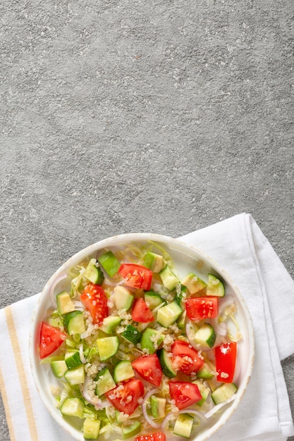 Salade de légumes frais et herbes au quinoa