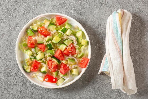 Salade de légumes frais et d'herbes aux graines de quinoa et à l'huile d'olive