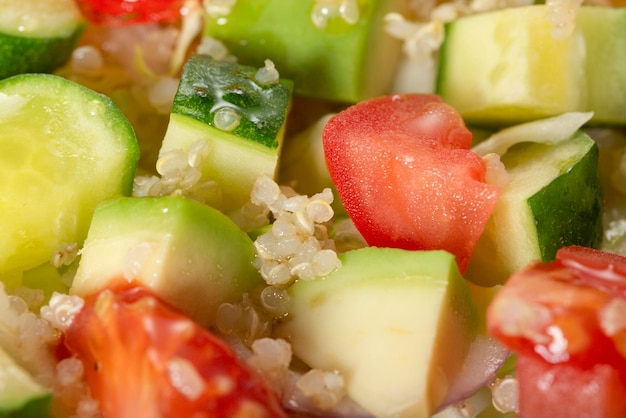 Salade de légumes frais et d'herbes aux graines de quinoa et à l'huile d'olive