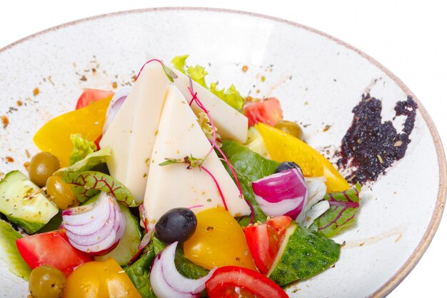 Salade de légumes frais isolé sur blanc