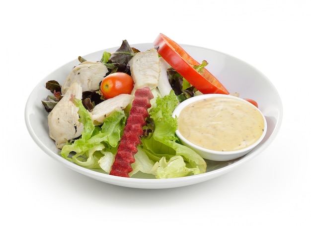 Salade de légumes frais isolé sur blanc