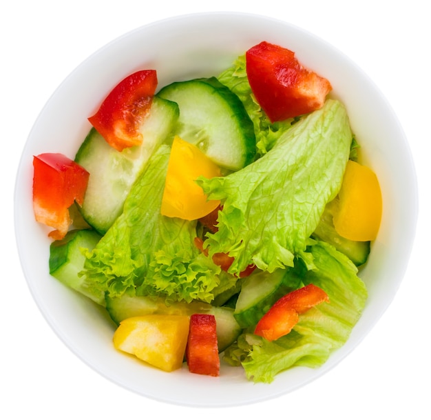 Salade de légumes frais isolé sur fond blanc.