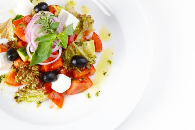 salade de légumes frais isolé sur fond blanc