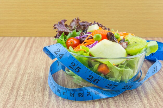 Salade de légumes frais et mesure.