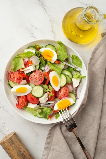 Salade de légumes frais avec œufs et fromage feta