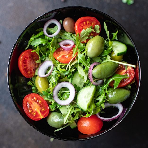 Salade de légumes frais olives tomate concombre laitue mélange feuilles collation