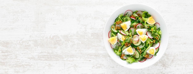 Salade de légumes frais de Pâques avec radis et concombre aux œufs durs