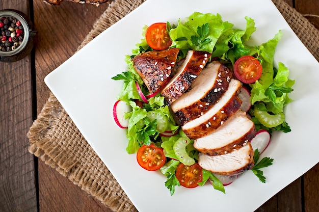 Salade de légumes frais avec poitrine de poulet grillée