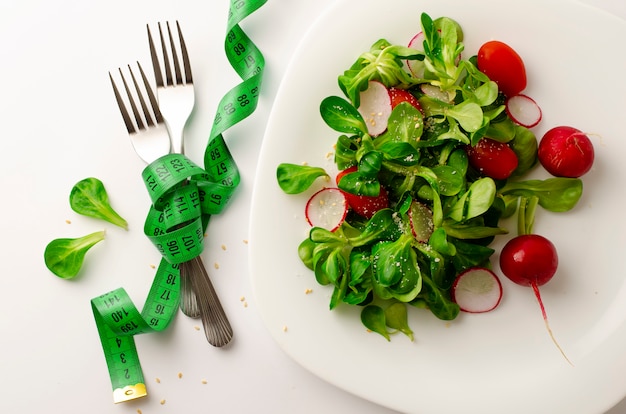 Salade de légumes frais de radis, tomates et salade de maïs ou Valerianella locusta.