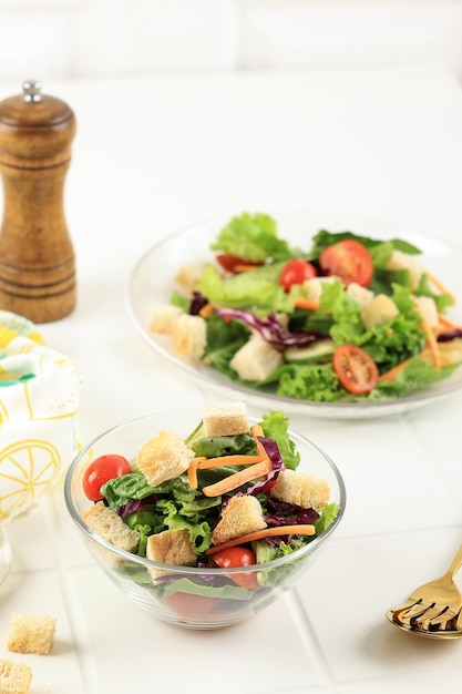 Salade de légumes frais saine avec croûton