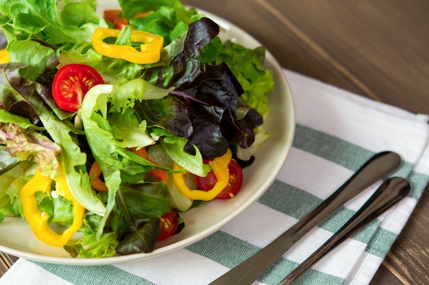 Salade de légumes frais, saine et prête à manger