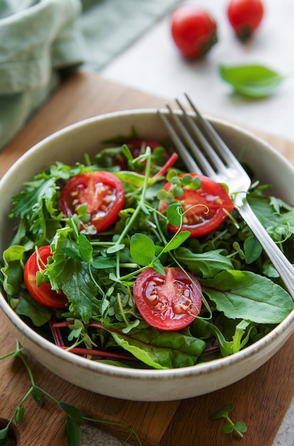 Salade de légumes frais sains de nourriture végétalienne