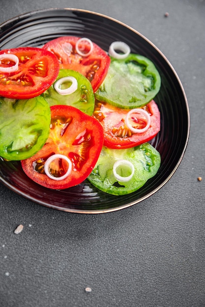 Photo salade de légumes frais tomate rouge et plat de tomate verte repas sain collation alimentaire sur la table