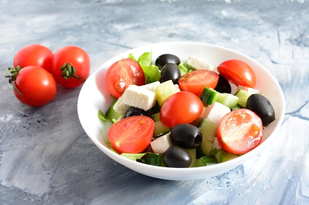 salade de légumes frais avec tomates et feta