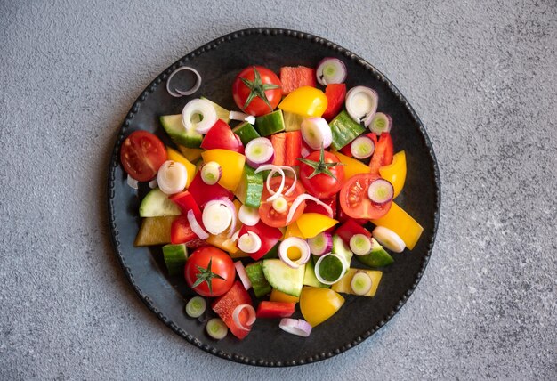 Salade de légumes frais avec tomates poivrons concombres et autres ingrédients alimentation saine