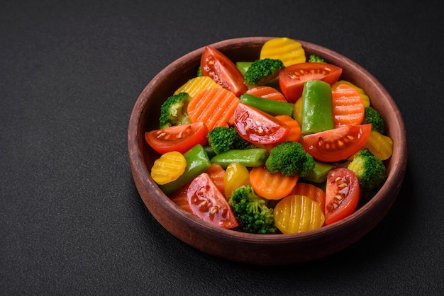 Salade de légumes frais et vapeur tomates cerises brocolis et carottes