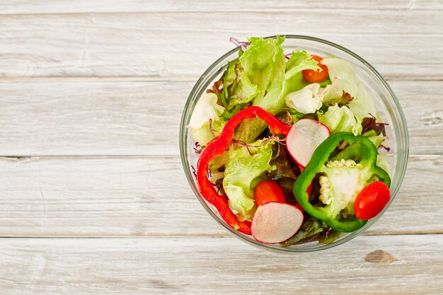 salade de légumes frais avec un verre