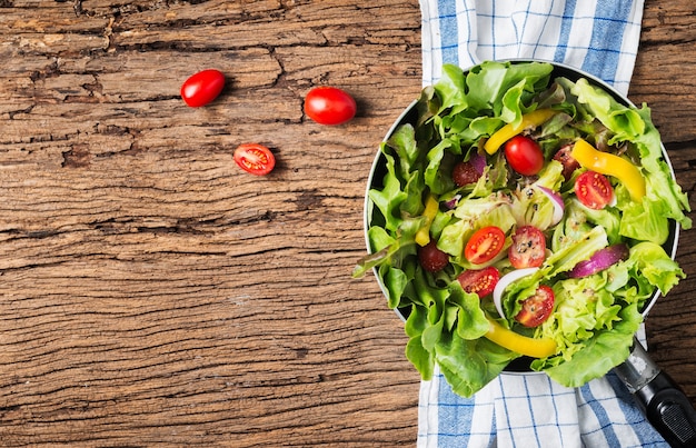 salade de légumes frais sur le vieux fond en bois