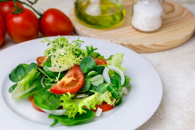 Salade de légumes avec huile et sel