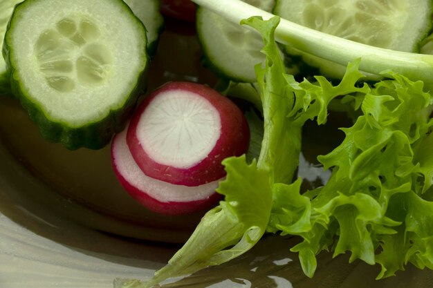 Salade de légumes avec des légumes frais et gros plan de laitue