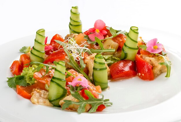 Salade de légumes lumineux avec tofu et chips de riz