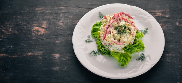 Salade de légumes avec mayonnaise Sur le vieux fond en bois Espace libre pour le texte Vue de dessus