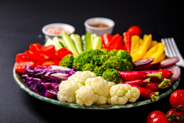 Salade. Légumes mélangés crus. Bol de Bouddha végétarien.
