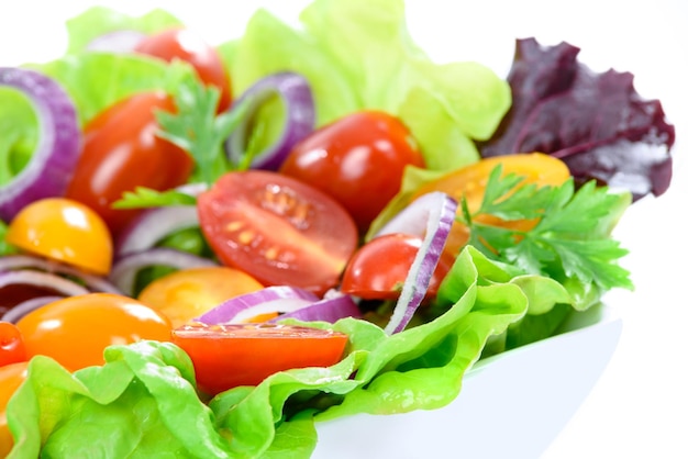 Salade De Légumes Mélangés Frais Dans Un Bol Sur Fond Blanc