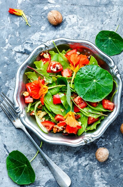 Salade de légumes, noix et capucine