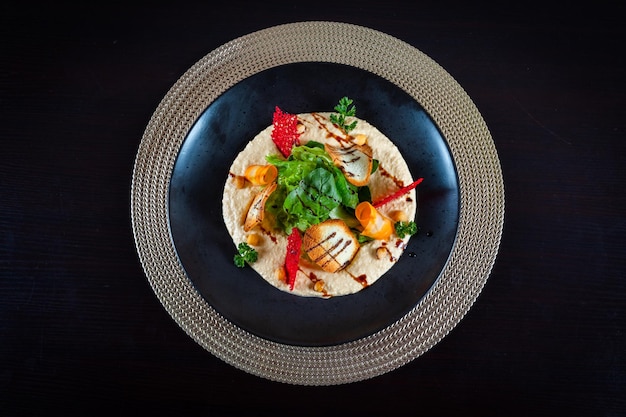 Salade de légumes et pain sur fond noir