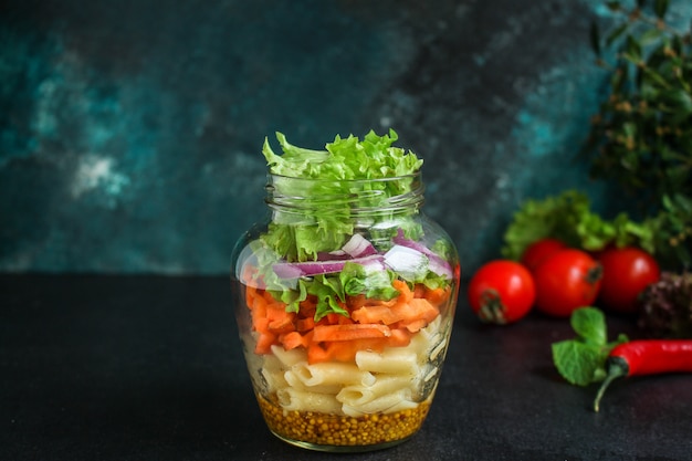 salade de légumes pâtes saines dans un pot