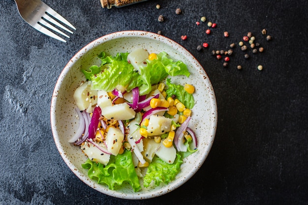 Salade de légumes pomme de terre laitue de maïs et maïs