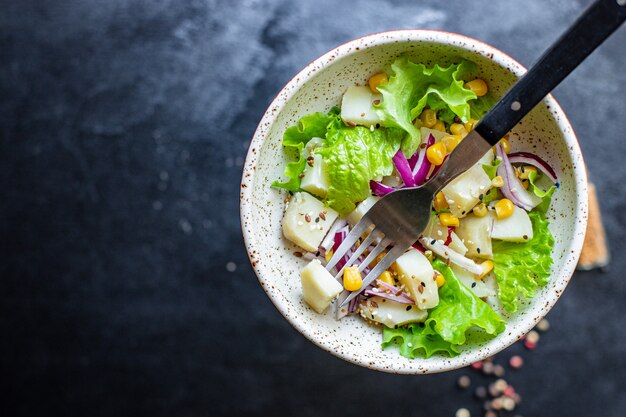 Salade de légumes pomme de terre laitue de maïs et maïs