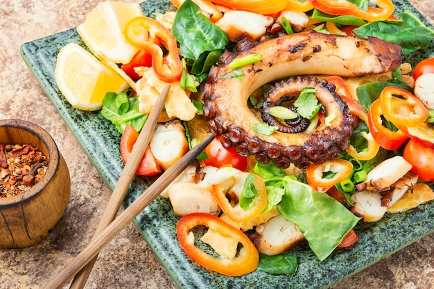 Salade de légumes et poulpe