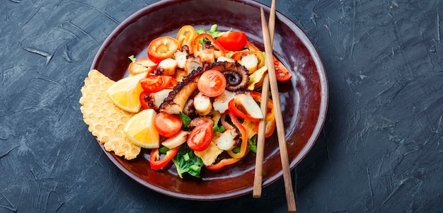 Salade de légumes et poulpe