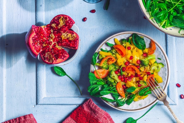 Salade de légumes printaniers colorés frais avec tomates cerises et poivrons Déjeuner végétalien sain