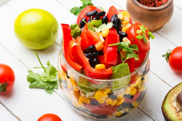 Photo salade de légumes printaniers