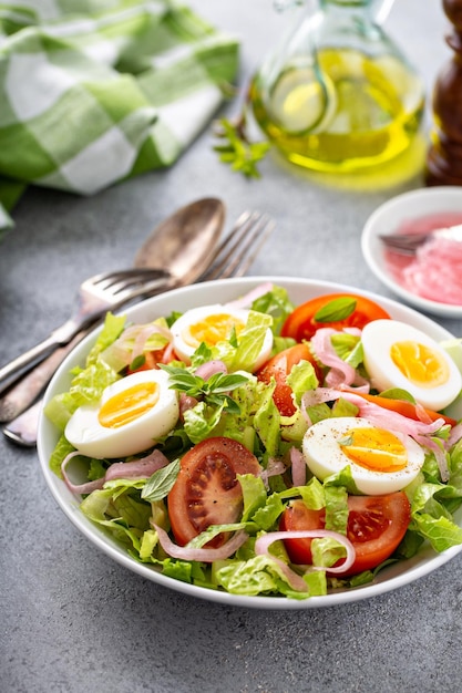 Salade de légumes de printemps avec des œufs bouillis.