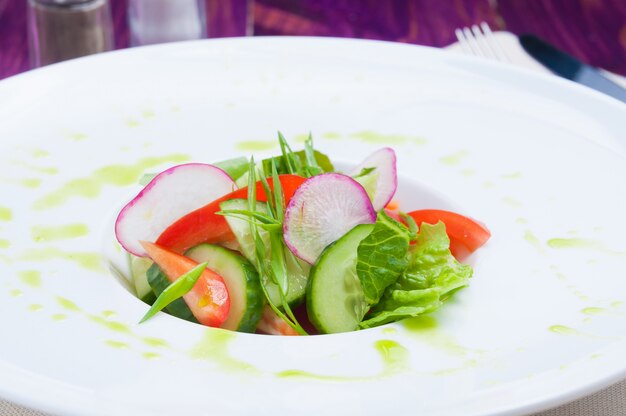 Salade de légumes avec radis et sauce basilic