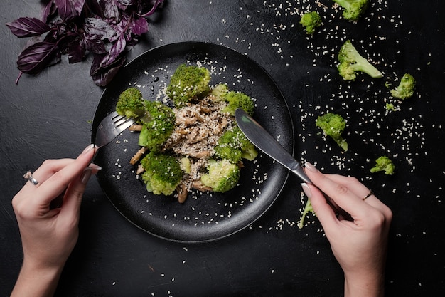 Salade de légumes régime alimentaire fond sombre. une bonne nutrition pour une forme parfaite. mode de vie des soins de santé.