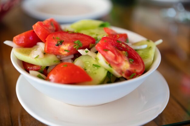 Salade de légumes rustiques frais sur fond rustique