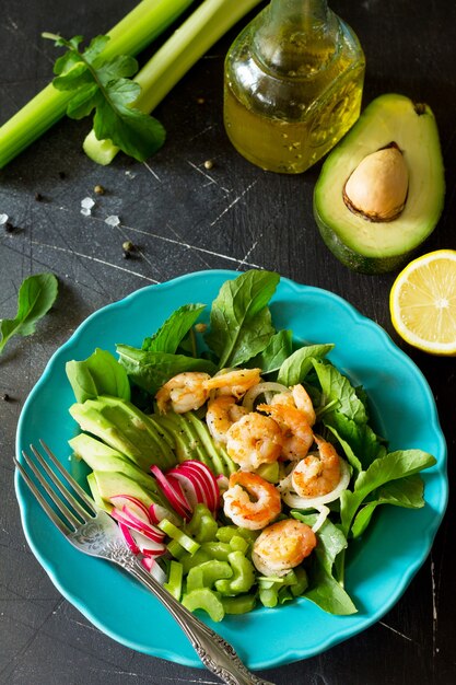 salade de légumes sains de crevettes grillées roquette radis avocat céleri et vinaigrette