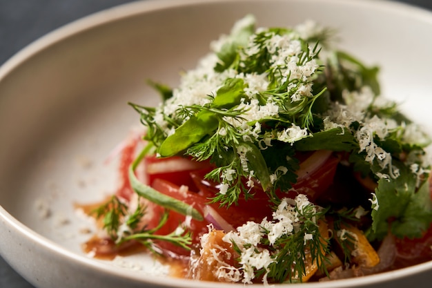 Salade de légumes sains avec du fromage râpé, gros plan