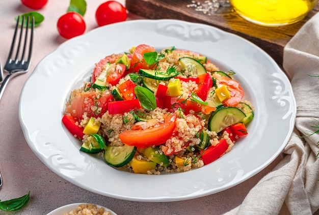 Salade de légumes sains avec du quinoa et des herbes fraîches sur fond clair Salade de taboulé Gros plan sur la vue latérale