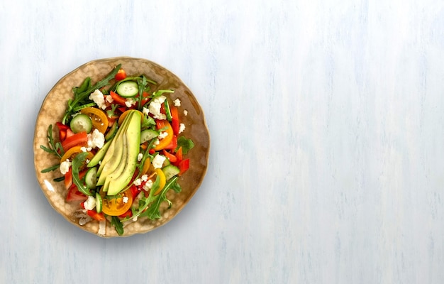 Salade de légumes sains d'été avec concombre, radis et tomate Alimentation saine