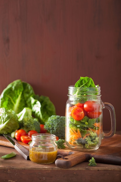 Salade de légumes sains en pot Mason. tomate brocoli carotte pois