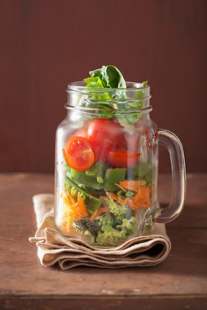 Salade de légumes sains en pot Mason