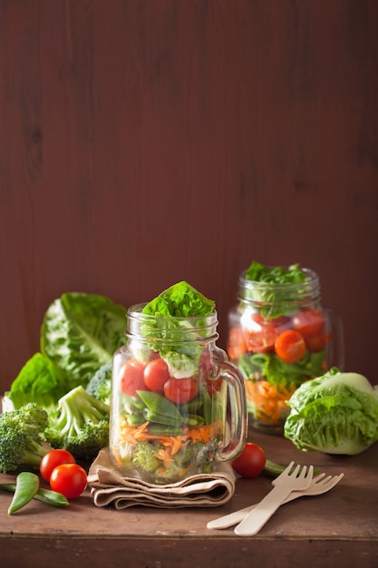 Salade de légumes sains en pot Mason