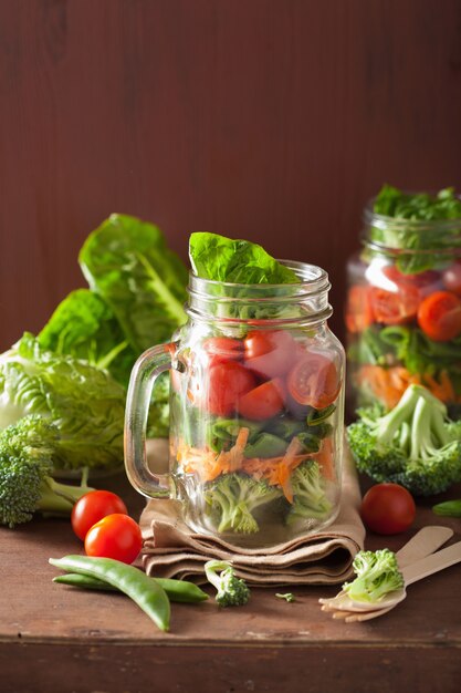 Salade de légumes sains en pot Mason